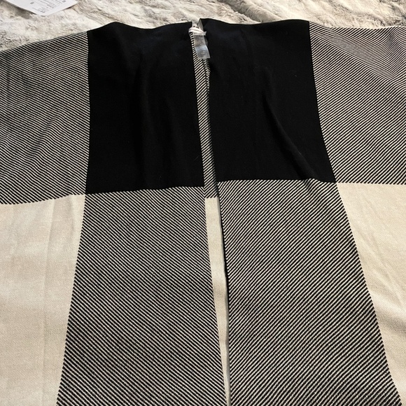 ALLISON DALEY, PONCHO WRAP, size M-L - Picture 5 of 5